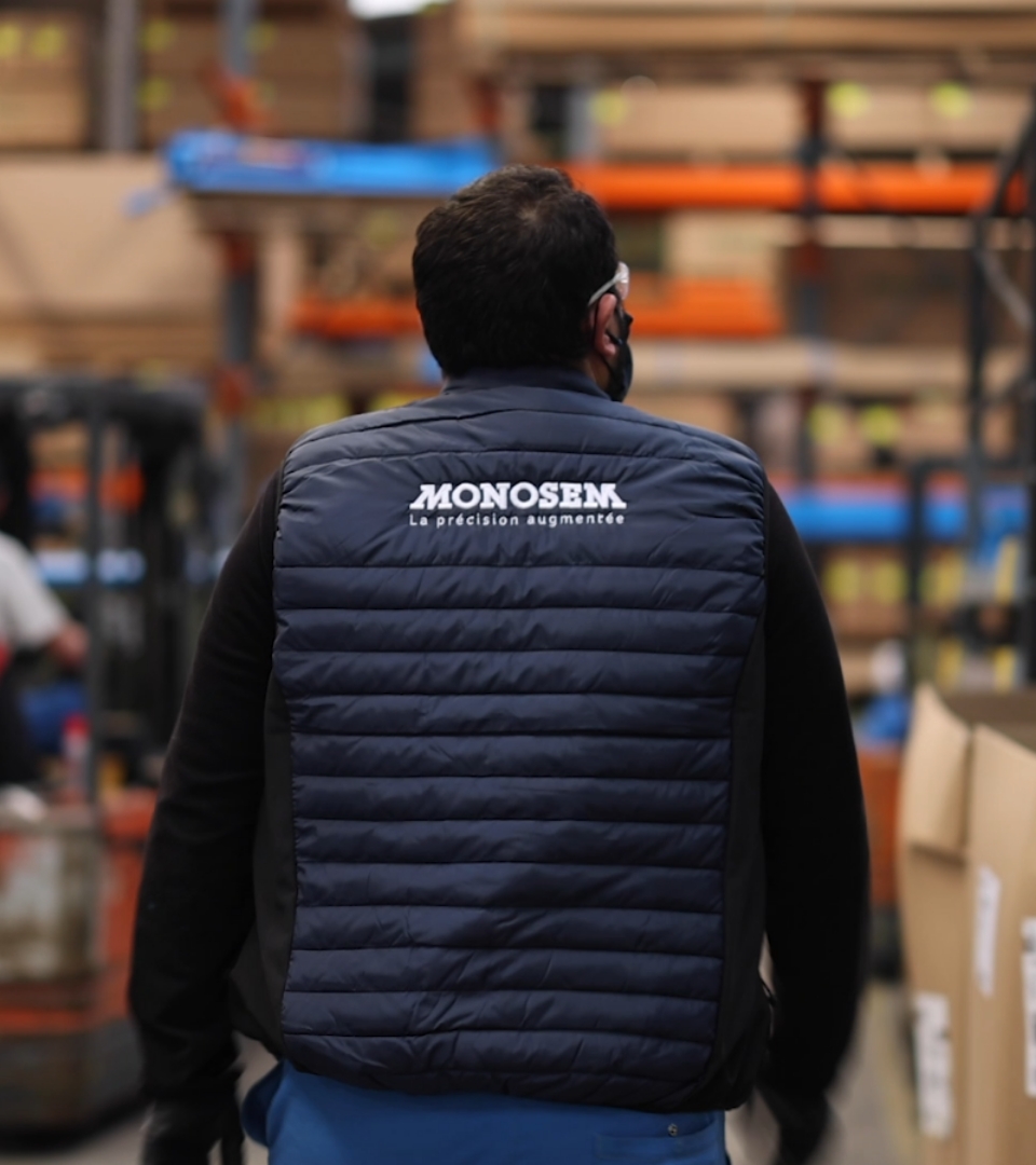 Вид на сотрудника компании Monosem со спины